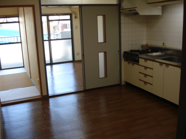 Living and room. Dining space 6 Pledge