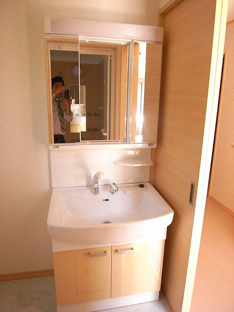 Wash basin, toilet. Indoor (June 2013) Shooting