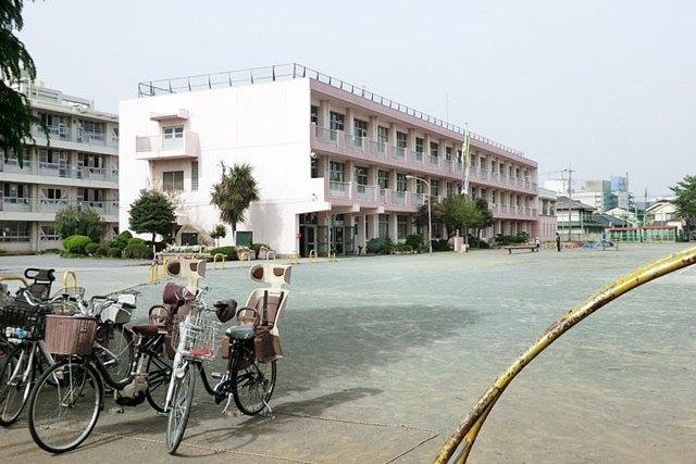 Primary school. To South Elementary School 830m