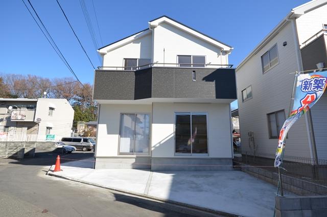 Local photos, including front road. Newly built two buildings of a quiet living environment. Your home is also safe with small children with no front roads through.