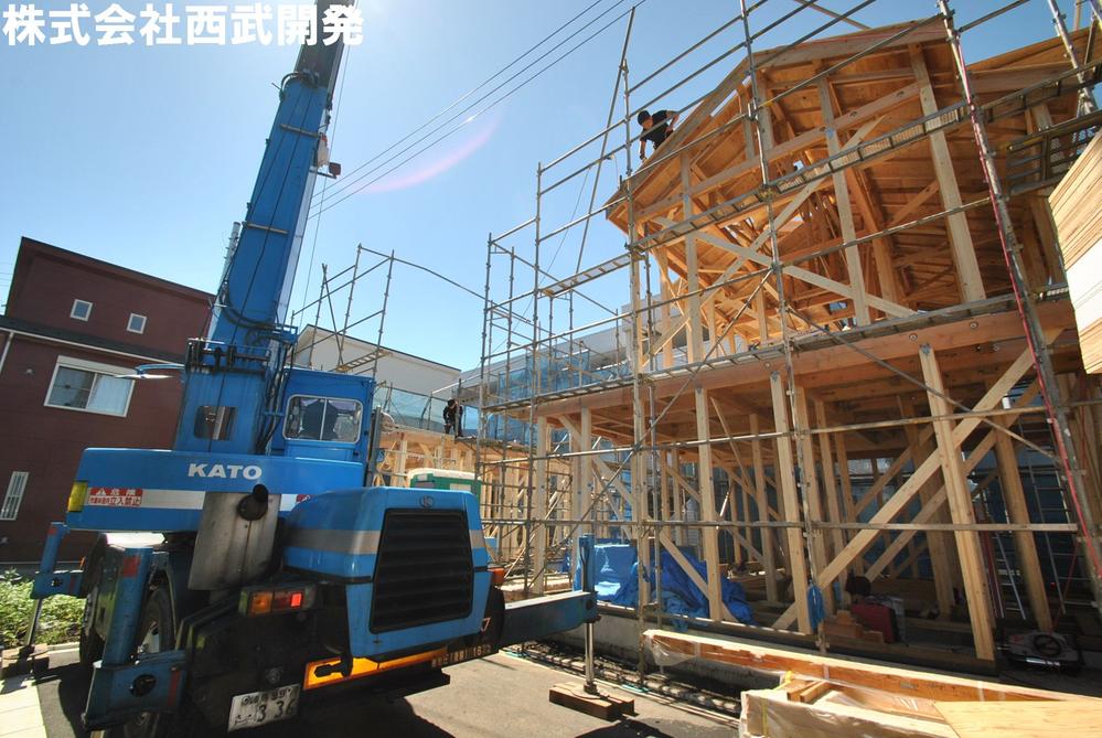 Local photos, including front road. Local appearance photo