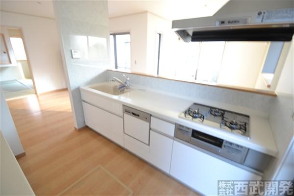 Kitchen. Face-to-face kitchen with dishwasher