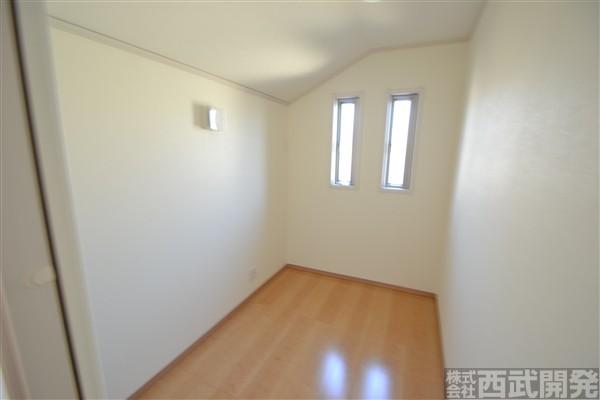 Receipt. Storage capacity with plenty of 3 quires closet (with a window)