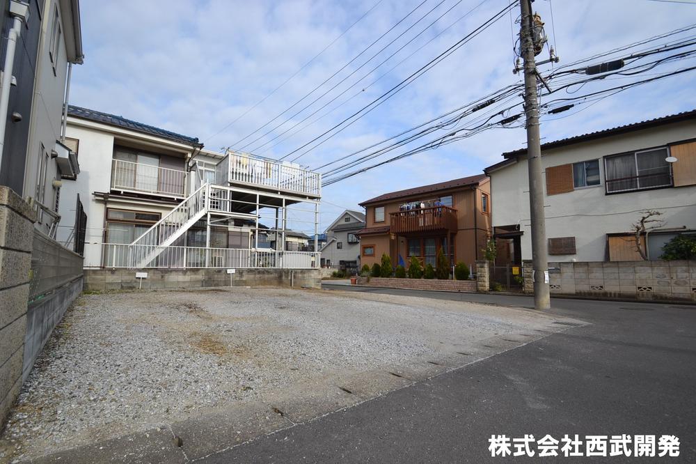 Local photos, including front road. Local appearance photo