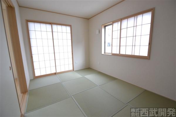 Non-living room. It is a bright and stylish Japanese-style room!