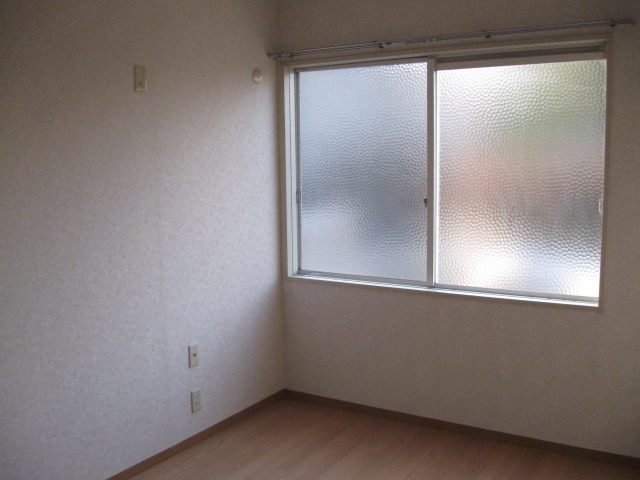 Other room space. 4.5 Pledge Western-style rooms are reasonable size in the nursery or study.