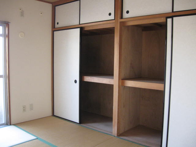 Receipt. Closet with plenty of 2 between the amount in the Japanese-style room. Useful in sorting with the upper closet. 