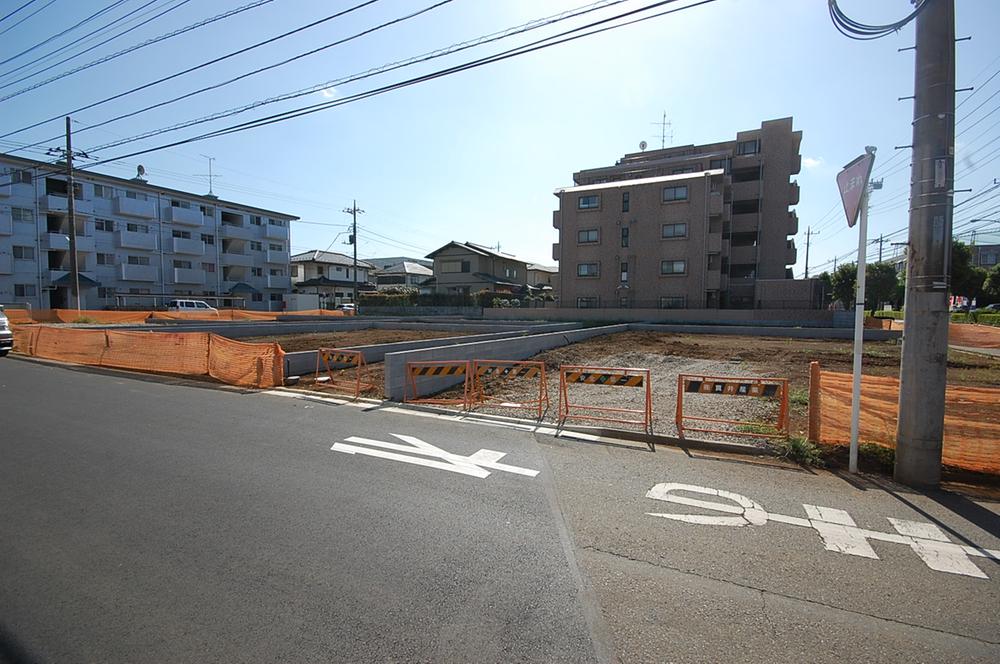 Local photos, including front road. Seddo to all sections 6m or more of the road. 