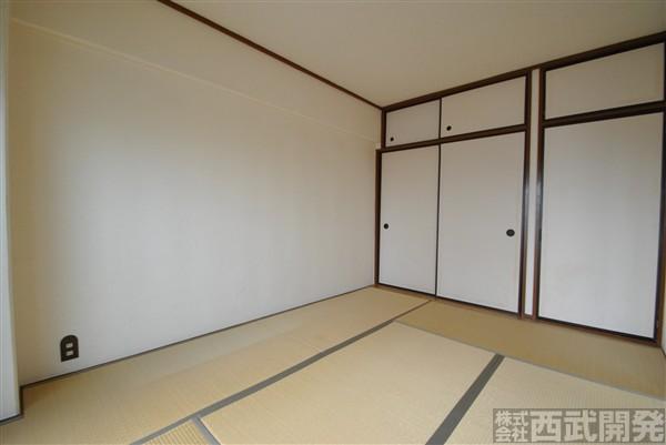 Non-living room. You can futon also housed