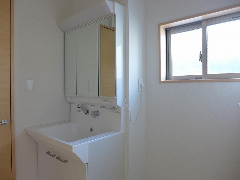 Wash basin, toilet. Local (November 28, 2013) Shooting