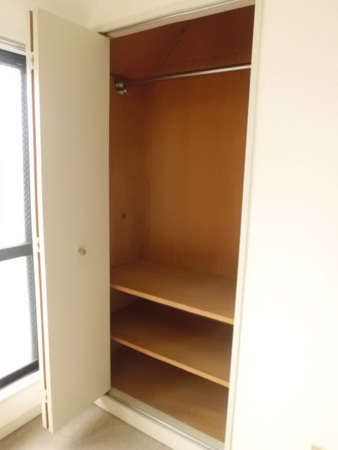 Receipt. Western-style housing. With a convenient pipe to hang the clothes. 
