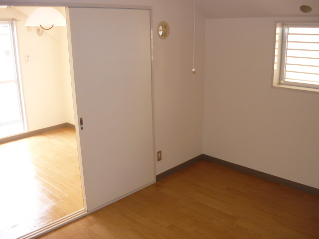 Living and room. Dining has a window, It has become a Western-style and continued. 