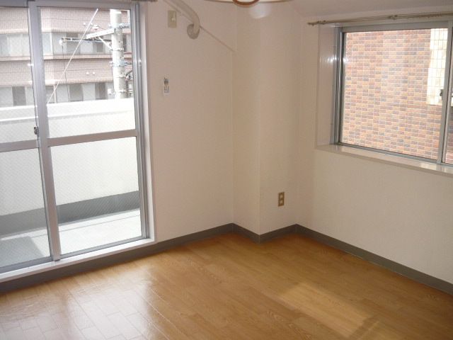 Other room space. The south side of the Western-style is a bright two-plane daylight. 