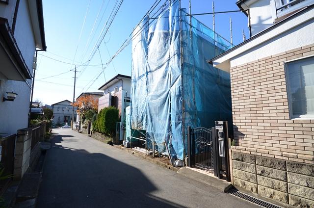 Local photos, including front road. Selling local (2013 December 16 shooting)