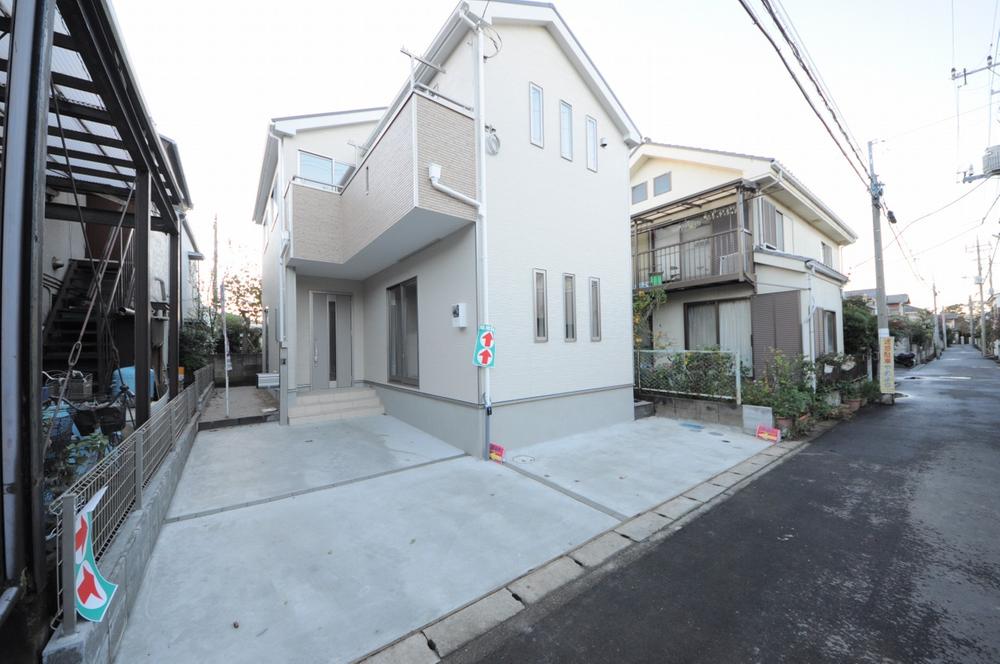 Local photos, including front road. Local (11 May 2013) Shooting