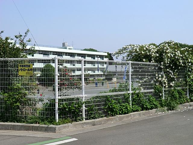 Primary school. Tokorozawa Municipal Kitaakitsu to elementary school 331m