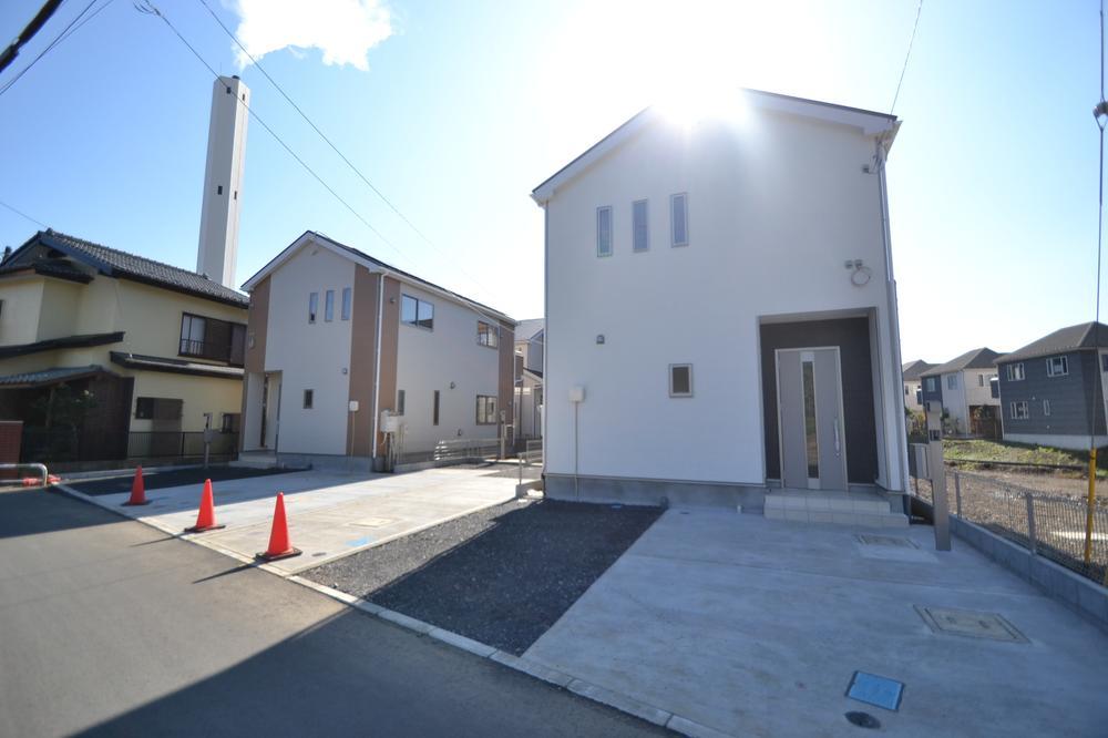 Local photos, including front road. appearance