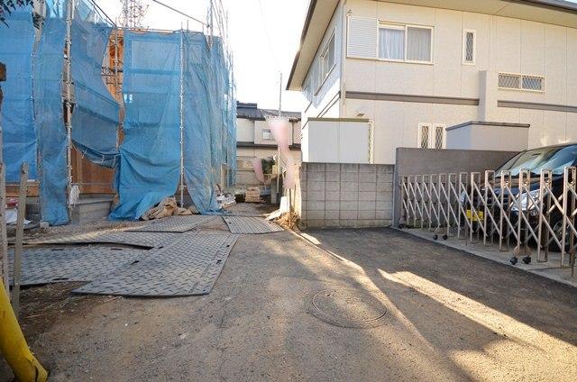 Local photos, including front road. Selling local. (2013 December 16 shooting)