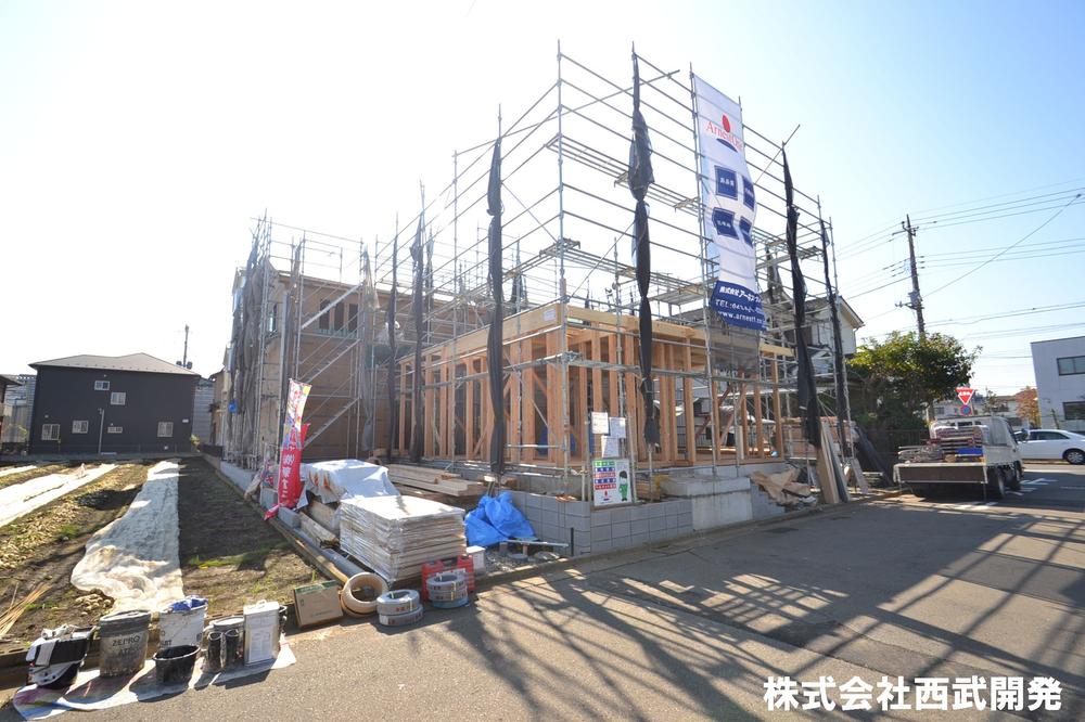 Local photos, including front road. Local appearance photo