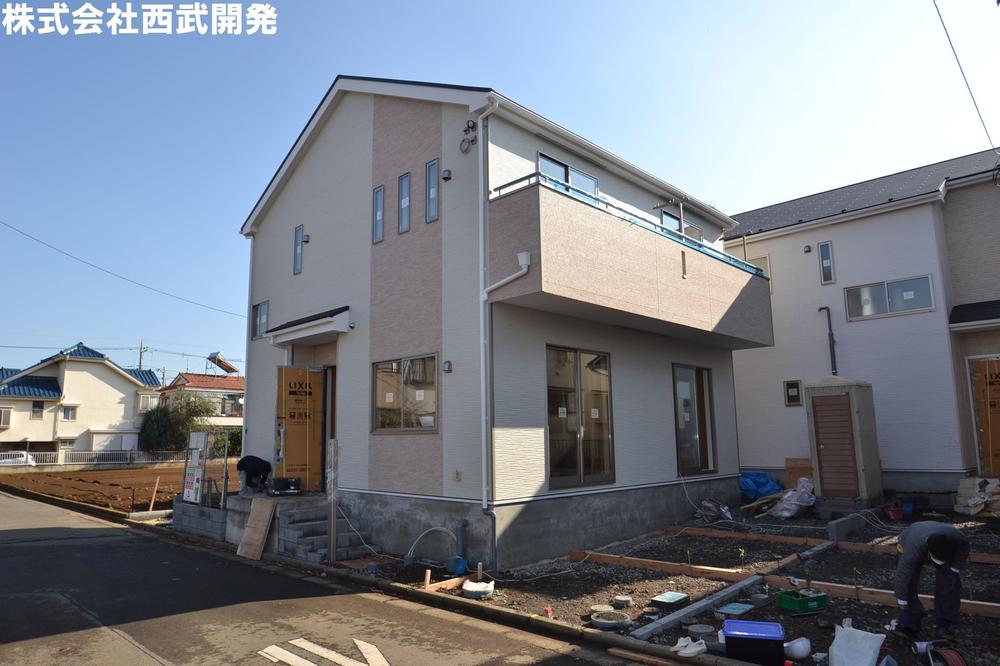 Local photos, including front road. Local appearance photo