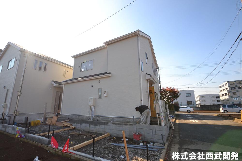 Local photos, including front road. Local appearance photo