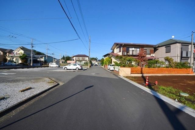 Local photos, including front road. Passing and garage smooth 6m road surface of the car. 