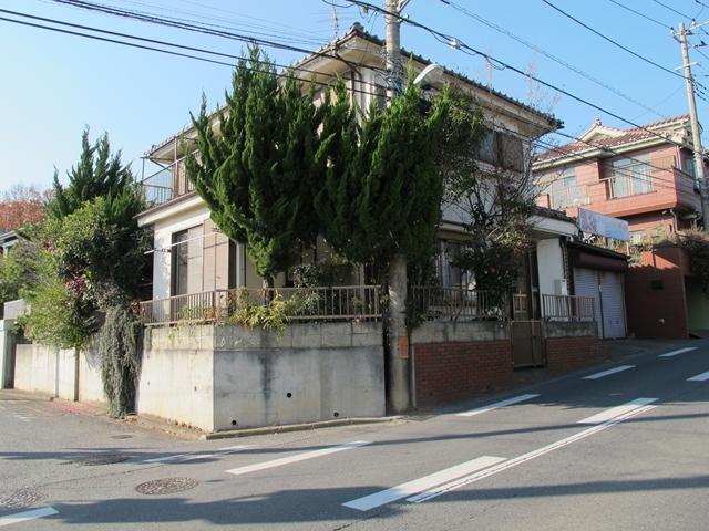 There is a feeling of opening in 8m × 8m corner lot