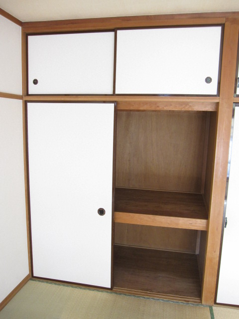 Receipt. Upper closet with a closet is also of 0.5 between the content housed in the right.