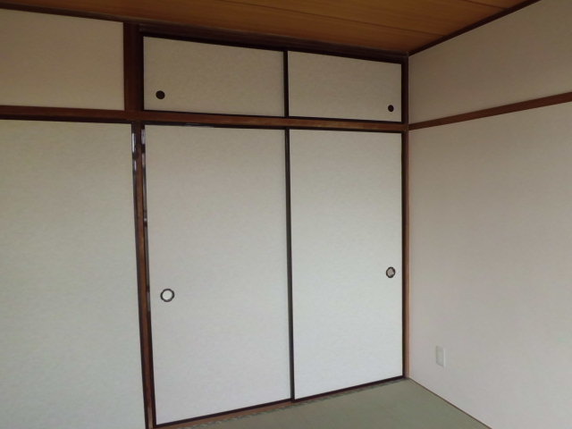 Receipt. Japanese-style closet. Convenient replacement of the season with the upper closet