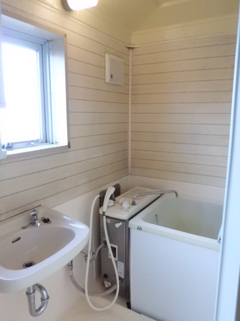 Bath. Bathing possible reheating. Convenience also has ventilation window