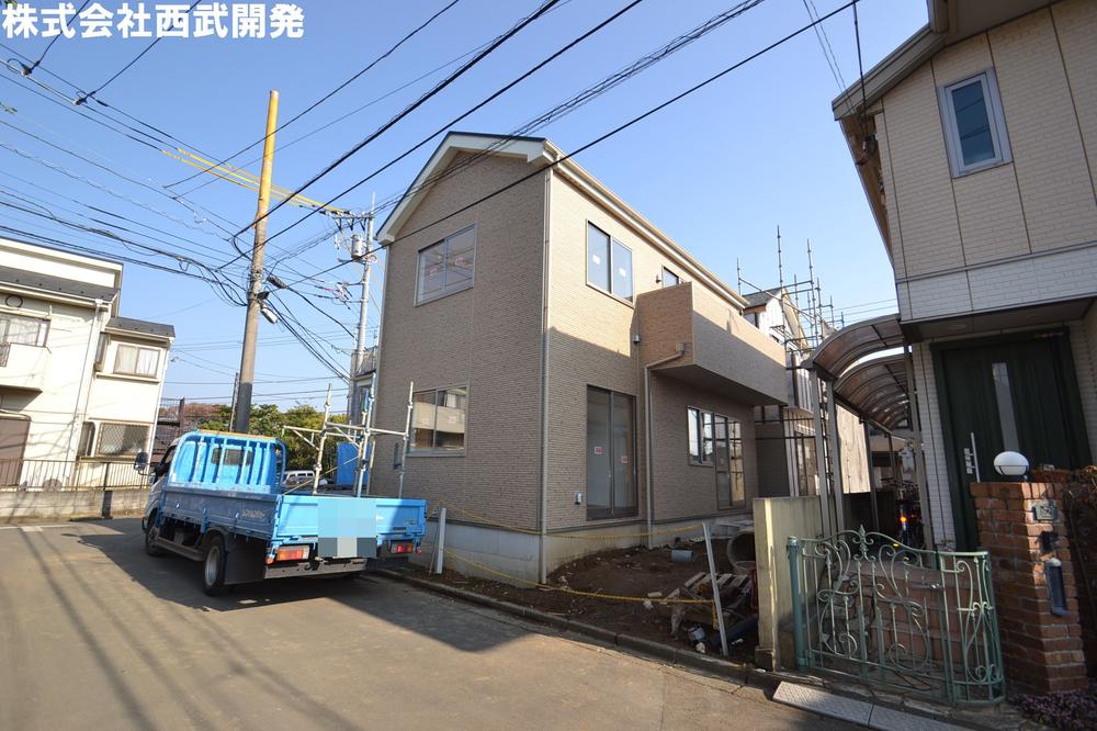 Local photos, including front road. Local appearance photo