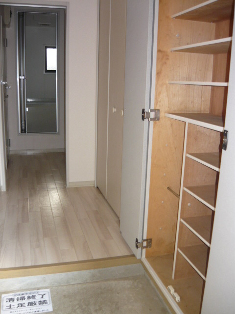Entrance. Cupboard is large. It can be stored a lot. 