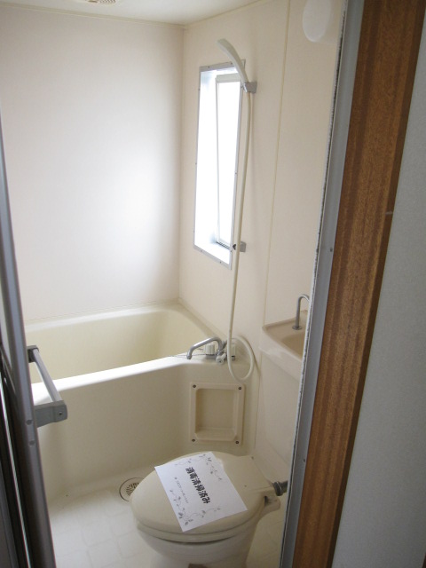 Bath. 3-point unit bus. Small window is also available ventilation good. 