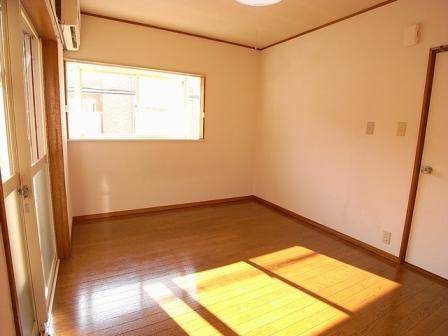Other room space. This room of the two-sided lighting with a bay window. 