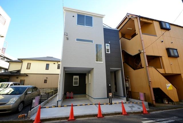 Local appearance photo. In a good location of the new Tokorozawa Station 3-minute walk, Clear of the Pledge LDK20 some new construction is born. Site east side there is a feeling of opening and has become a parking lot. (2013 November 12 shooting)