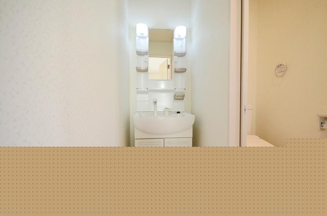 Wash basin, toilet. Shampoo vanity with dresser (second floor)