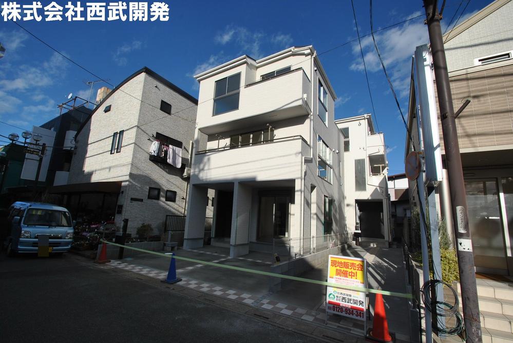 Local photos, including front road. Local appearance photo