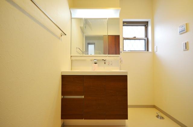 Wash basin, toilet. bathroom