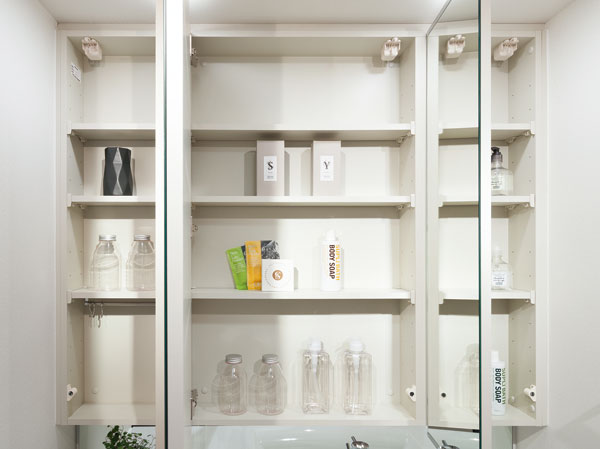 Bathing-wash room.  [Three-sided mirror back storage] Vanity of the three-sided Kagamiura is, Cabinet design that can be neat and holding small objects to be used in the basin around, such as cosmetics and hair-dryer. Keep beautifully around vanity.