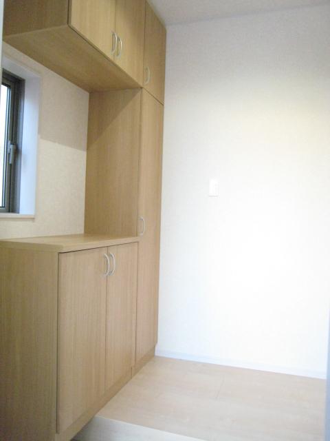 Other introspection. With a shoebox with a storage capacity. 