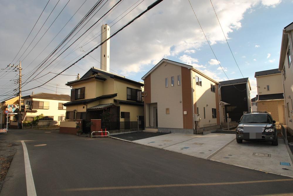 Local photos, including front road. Local appearance photo