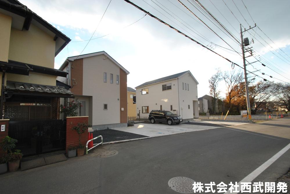 Local photos, including front road. Local appearance photo