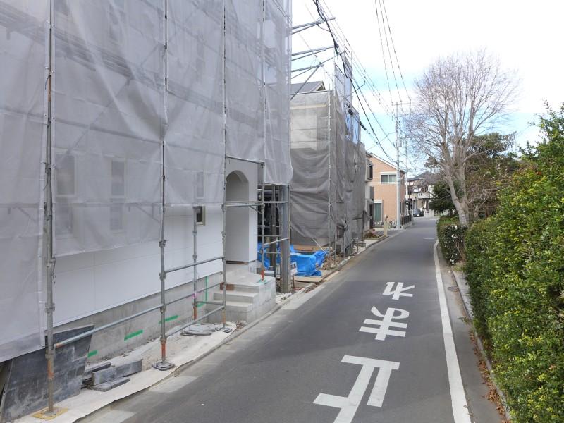 Local photos, including front road. A Building site (December 8, 2013) Shooting