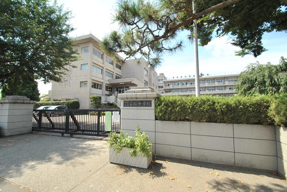 Junior high school. Yasumatsu 290m until junior high school