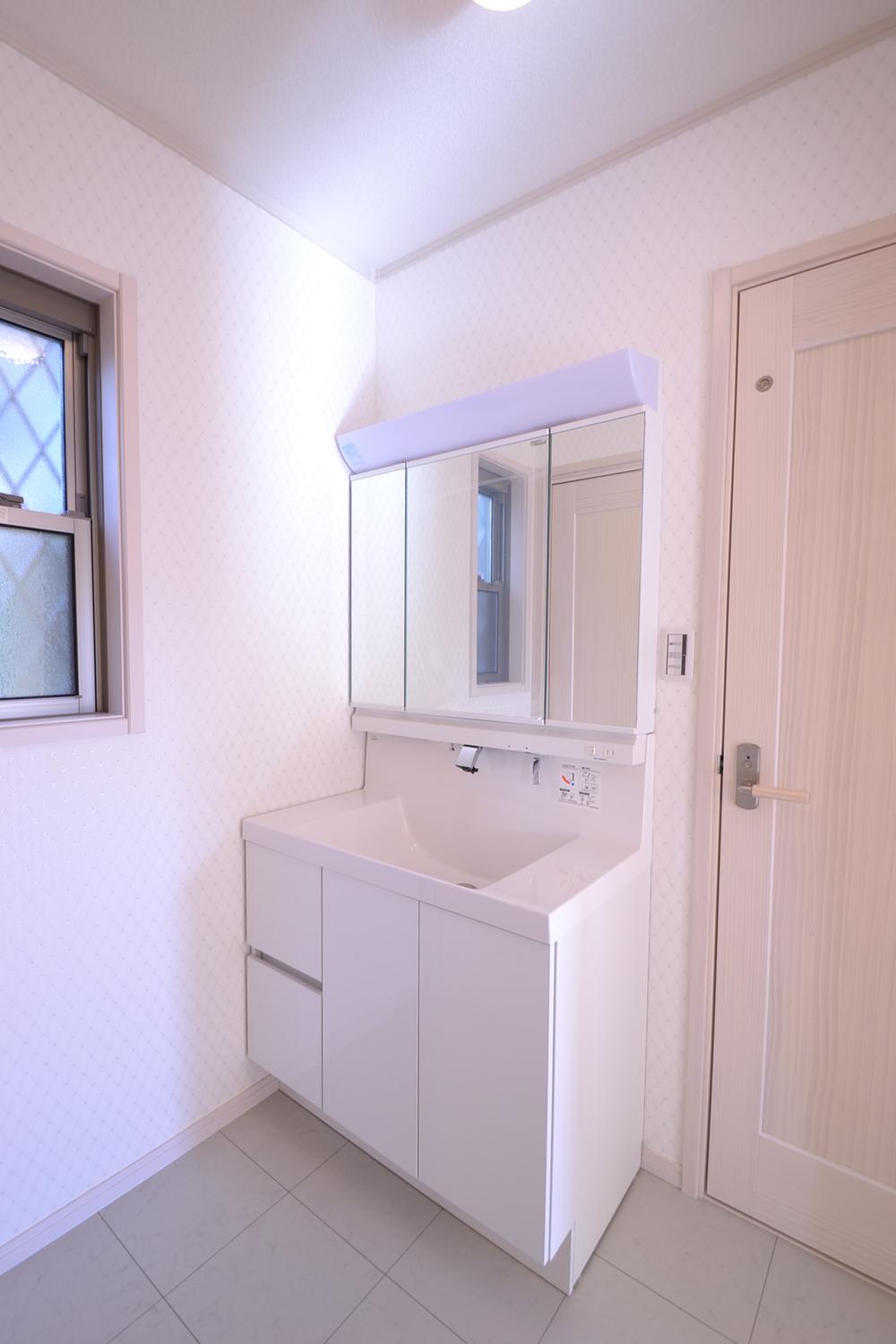 Wash basin, toilet. Indoor (10 May 2013) Shooting