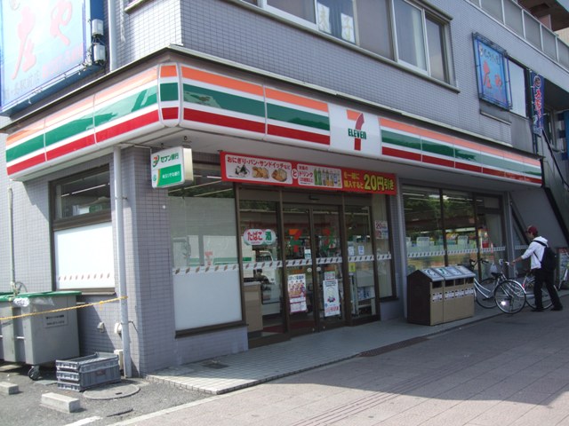 Convenience store. 500m to Seven-Eleven (convenience store)