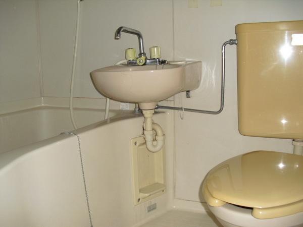 Toilet. Compact three-point