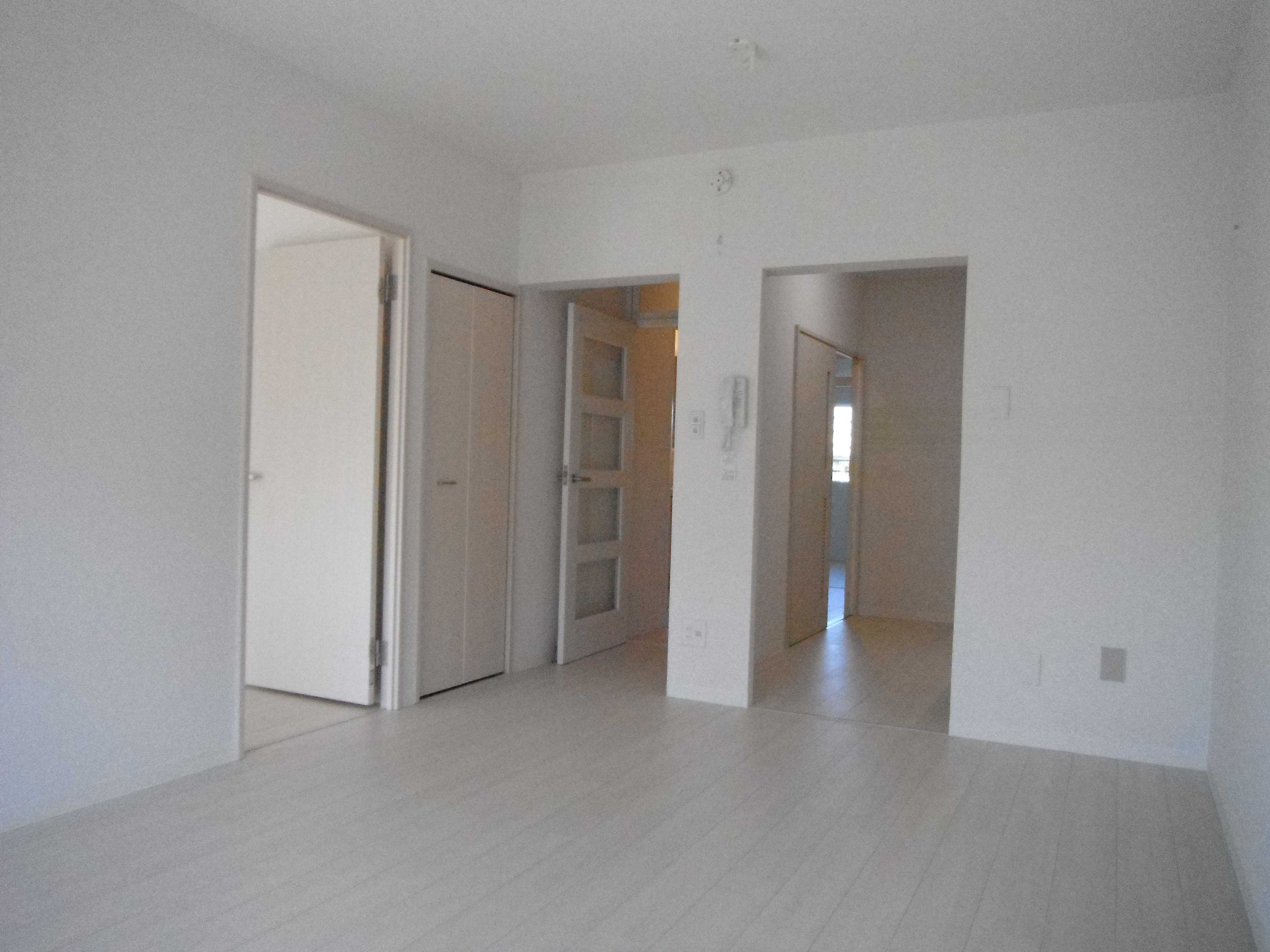 Living and room. White floor is very popular. It is very room is bright