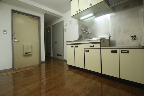 Kitchen. Apamanshop Tsurugashima shop TEL: 049-233-7511