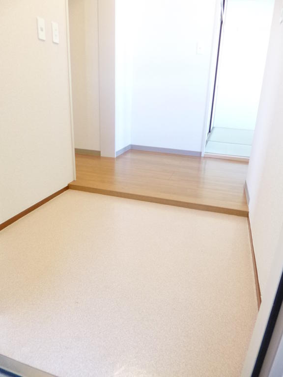 Entrance. Small entrance of the difference in level, GOOD also to child-rearing generation